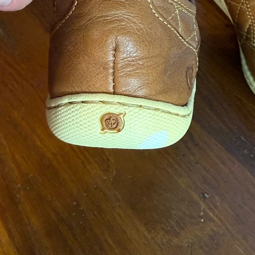Børn  tan leather lace-up sneakers size 7 1/2